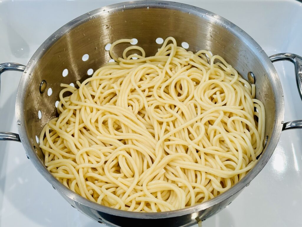 Cooked spaghetti in a colander