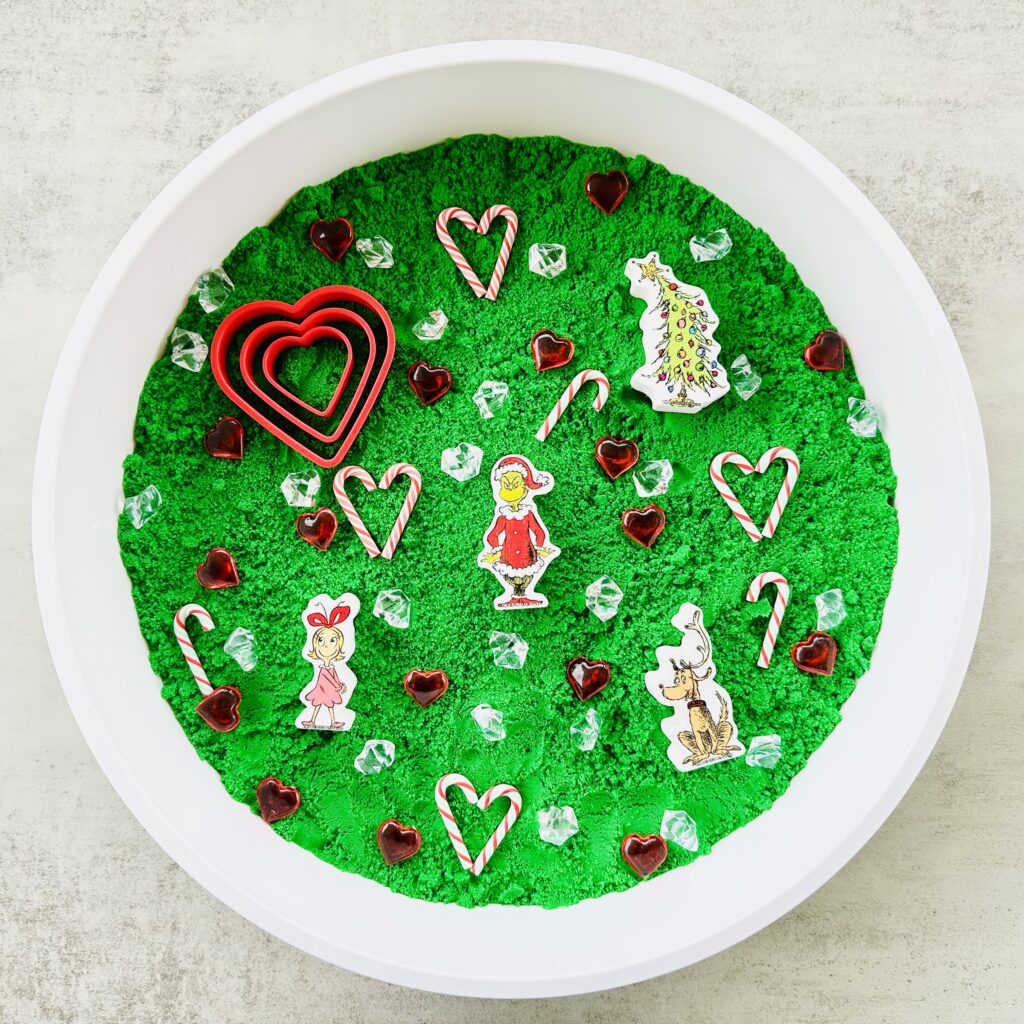 Christmas Grinch Sensory Bin Using DIY Kinetic Sand