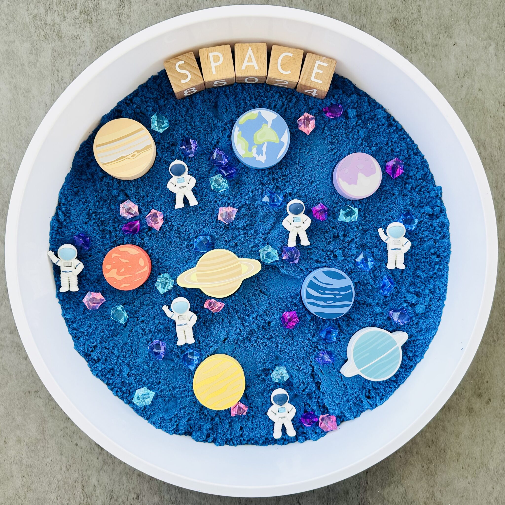Space-Themed Sensory Bin Using DIY Kinetic Sand - Raising Wild Things ...