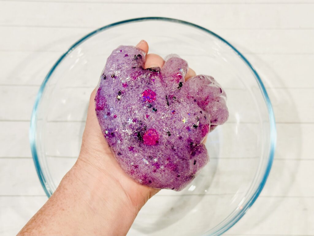 Kneading the slime with hands